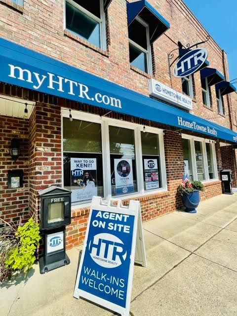 HomeTowne Realty office with agent on site